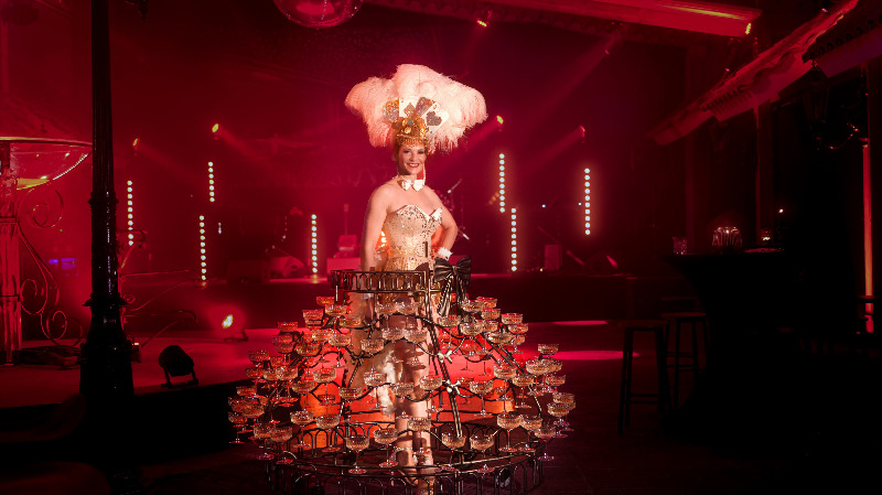 Servierkleid für das Anbieten diverser Getränke von Champagner bis hin zum Gin und Finger Food