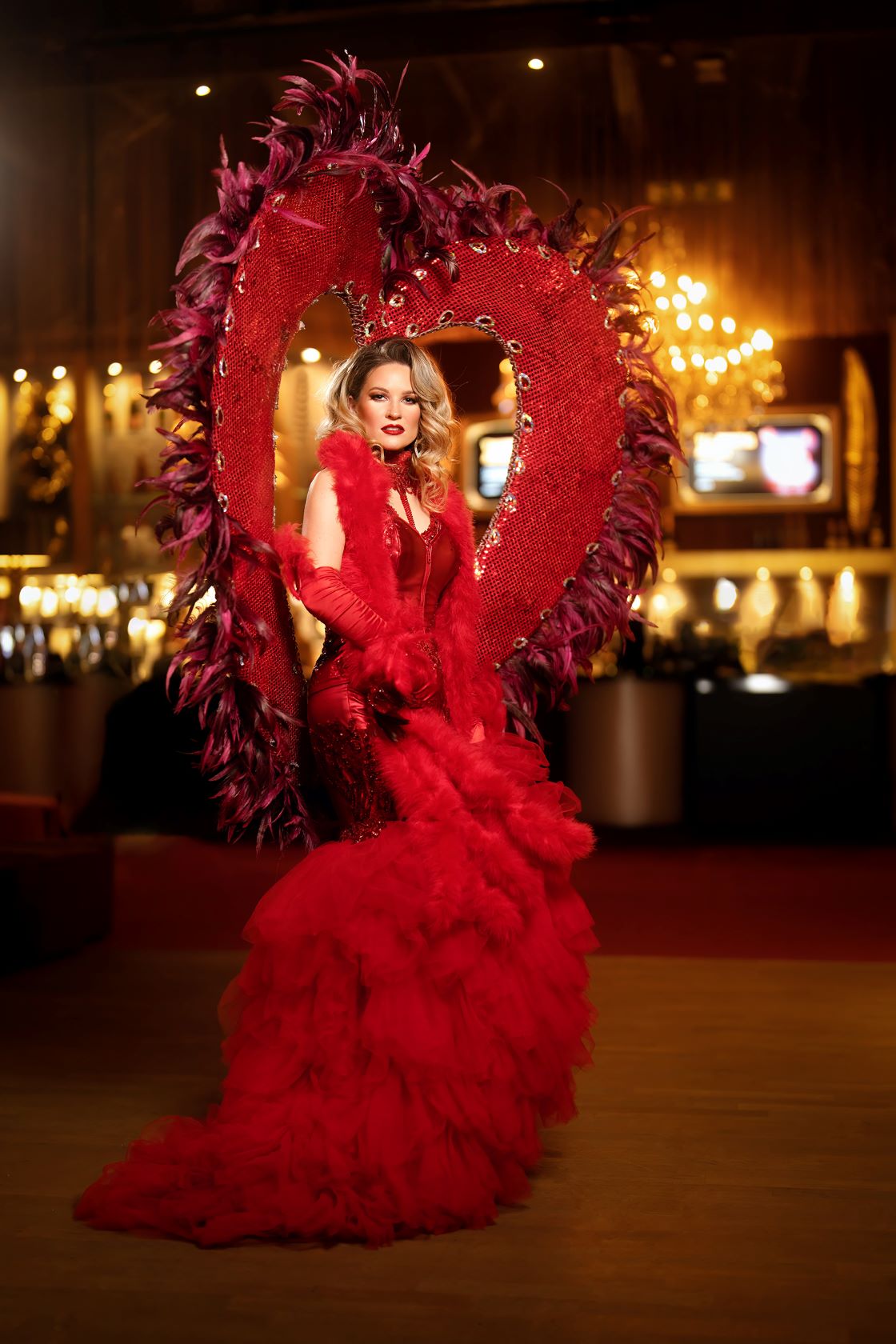 Highclass Burlesque Kostüme - hier Red Carpet Showkostüm mit großem Herz