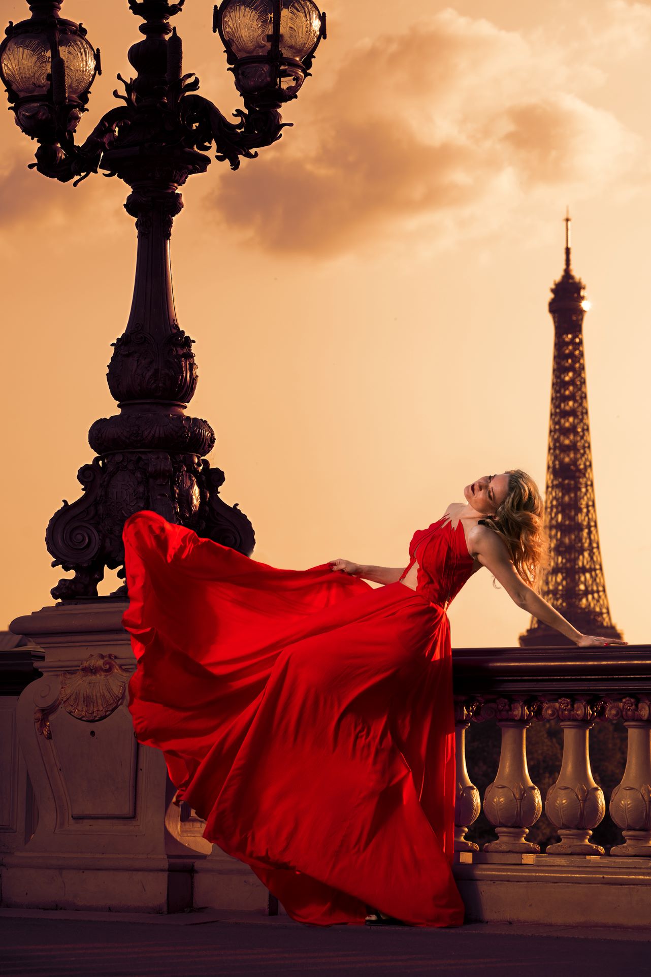 Beispiel Arbeit als Fotograf. On Location Shooting in Paris. Model Leony la Roc. Haute Couture Kleid Fatima Halwani Couture